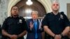 Ish-presidenti i Shteteve të Bashkuara, Donald Trump (në mes), para fillimit të gjykimit ndaj tij nën akuzat për mashtrim, Nju Jork, 2 tetor 2023.