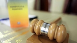 Curtea Constituțională a României nu a reușit să dea nici pe 29 decembrie un verdict în privința Legii privind pensiile magistraților, din motive procedurale. Concret, patru magistrați s-au retras din ședință acuzând presiuni, ceea ce a împiedicat asigurarea cvorumului necesar. 