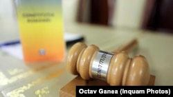 Curtea Constituțională a României nu a reușit să dea nici pe 29 decembrie un verdict în privința Legii privind pensiile magistraților, din motive procedurale. Concret, patru magistrați s-au retras din ședință acuzând presiuni, ceea ce a împiedicat asigurarea cvorumului necesar. 