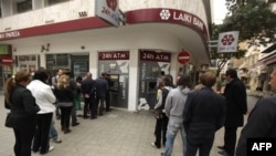 Очереди к банкоматам в столице Кипра. Никосия, 21 марта 2013 года. 