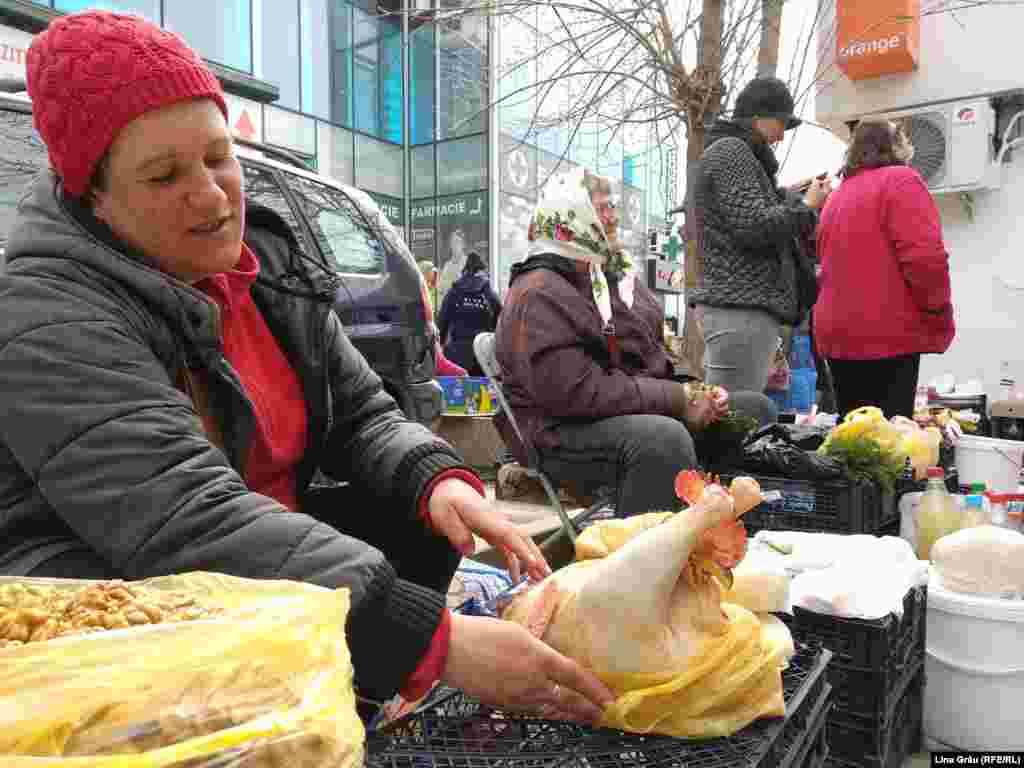 La piețe improvizate direct pe trotuare, oamenii vând ce au pe lângă casă &ndash; de la carne și lactate la cărți vechi