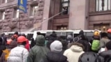 В Киеве демонстранты отстояли здание мэрии
