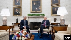Președintele SUA, Joe Biden (în dreapta), l-a primit în Biroul Oval de la Casa Albă pe secretarul general NATO, Jens Stoltenberg, luni, 17 iunie. 