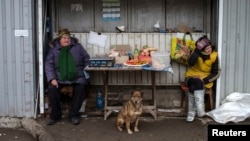 Местные жительницы на рынке в Донецке. Март 2015 года