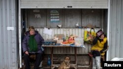 Местные жительницы на рынке в Донецке. Март 2015 года