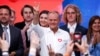 Прем’єр-міністр Польщі Дональд Туск поруч із мером Варшави Рафалом Тшасковським після оголошення результатів екзит-полів на виборах до Європейського парламенту. Польща, 9 червня 2024 року