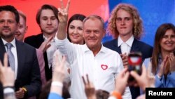 Премʼєр (у центрі), коментуючи результати виборів, заявив: «З усіх демократичних партій Європи саме «Громадянська коаліція» отримала найвищий результат»