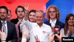 Premierul polonez Donald Tusk alături de primarul Varșoviei, Rafal Trzaskowski, după sondajele de la urne de la alegerile pentru Parlamentul European, 9 iunie, Varșovia, Polonia.
