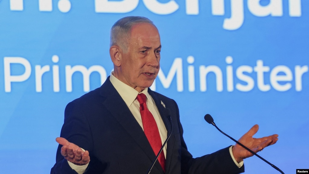 بنیامین نتانیاهو در حال سخنرانی در کنفرانس رهبران سازمان‌های بزرگ یهودی در ایالات متحده