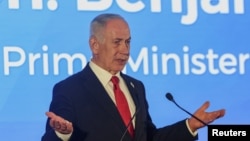 بنیامین نتانیاهو در حال سخنرانی در کنفرانس رهبران سازمان‌های بزرگ یهودی در ایالات متحده