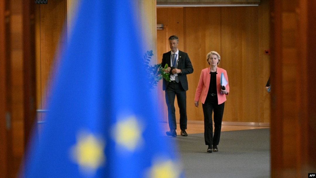 Președintele României, Nicușor Dan, a discutat recent cu șefa Comisiei Europene, Ursula von der Leyen (foto), despre planul său de a impune noului Guvern de la București pași concreți pentru reducerea deficitului bugetar și respectarea legislației europene.