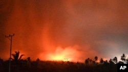 Nebo sija od erupcije planine Lewotobi Laki-Laki rano u ponedjeljak, 4. novembra 2024., na istoku Flores, Indonezija.