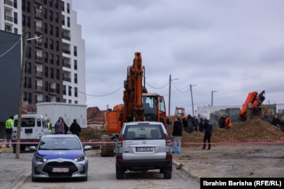 Veturë policore shihet pranë vendpunishtes.