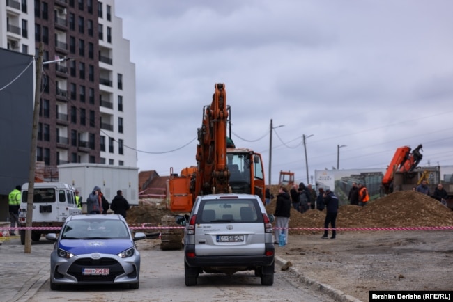 Veturë policore shihet pranë vendpunishtes.