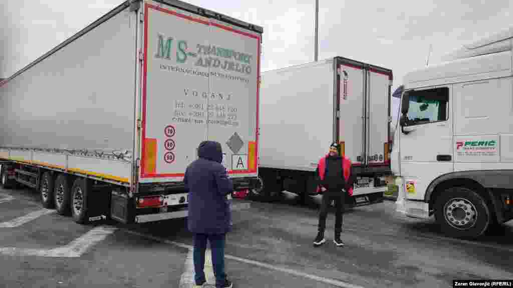 Возачи на камиони на преминот Батровци меѓу Србија и Хрватска.Систем поради кој протестираат превозниците е воспоставен на надворешните граници на Шенген-зоната и започна да се применува постепено од 12 октомври 2025, а треба целосно да се имплементира до 10 април 2026 година.