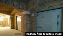 Erős vasajtók a földalatti helyiségben Hatvanpusztán