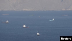 Petroliere și nave de transport în Strâmtoarea Ormuz, făcând fac cale întoarsă, după ce Iranului a decis să închidă din nou această rută strategică, 18 aprilie 2026.