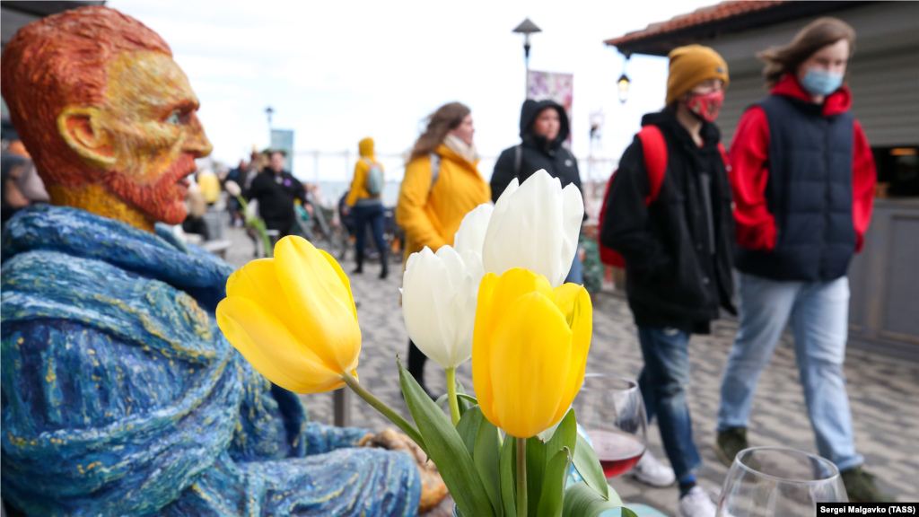 Vinsent Van Gog eykeli yanında çiçekler&nbsp;