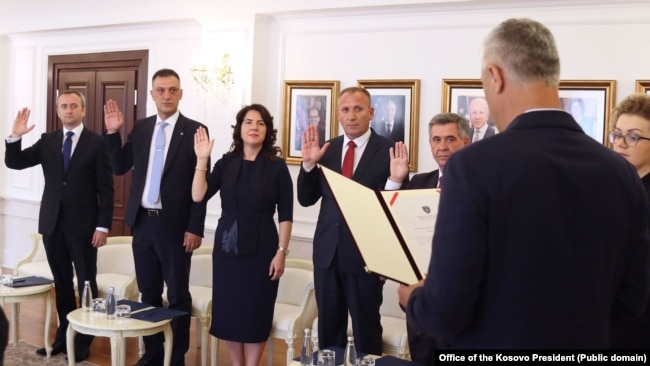 Ish-presidenti i Kosovës, Hashim Thaçi, e emëroi Radomir Llabanin (i dyti nga e majta) si gjyqtar të Gjykatës Kushtetuese në gusht të vitit 2018.