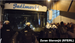 Policija ne dozvoljava prolaz autobusu kojim su Novosađani došli na protest, Beograd, Srbija, 4. novembar 2025.