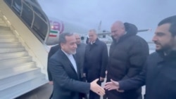 Na snimku ekrana iz videozapisa objavljenog 27. aprila vidi se dolazak iranskog ministra vanjskih poslova Abbasa Araqchija u Sankt Peterburg, gdje bi trebao razgovarati s ruskim predsjednikom Vladimirom Putinom.