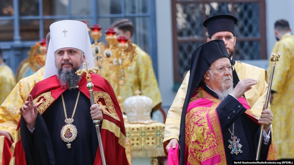 Вселенський патріарх Варфоломій (праворуч) і предстоятель ПЦУ, митрополит Київський і всієї України Епіфаній на території Софійського собору, де вони провели соборну літургію. Київ, 22 серпня 2020 року