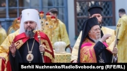 Вселенський патріарх Варфоломій (праворуч) і предстоятель ПЦУ, митрополит Київський і всієї України Епіфаній на території Софійського собору, де вони провели соборну літургію. Київ, 22 серпня 2020 року