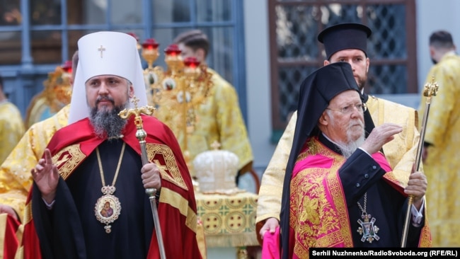اسقف بارتولومیو، اسقف اعظم کلیسای ارتدوکس قسطنطنیه (راست) در دیدار از کی‌یف در تابستان ۲۰۲۰