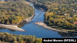 Imagine cu drona a Râului Nistru realizată la Naslavcea, în nordul Republicii Moldova.