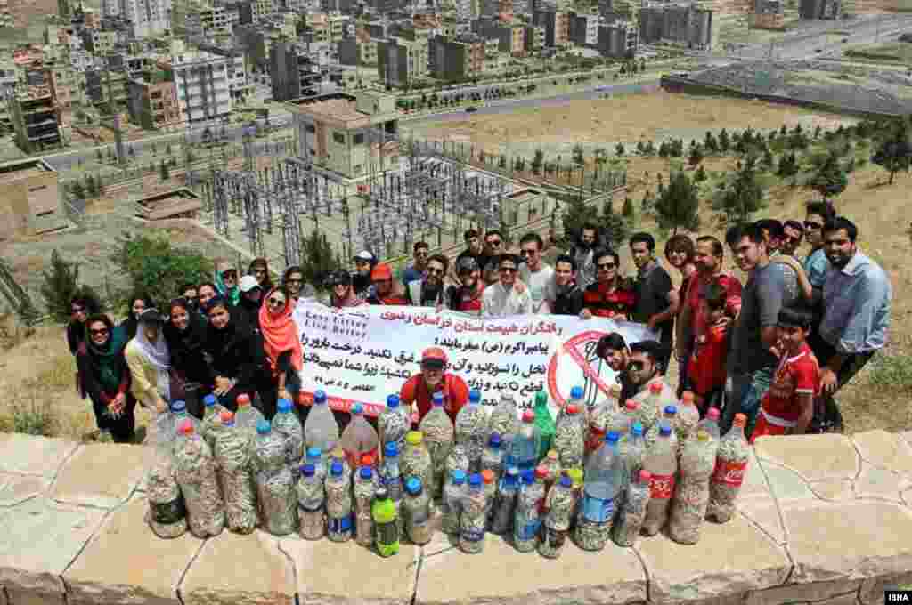 جمع آوری ته سیگار توسط رفتگران طبیعت در شهر مشهد