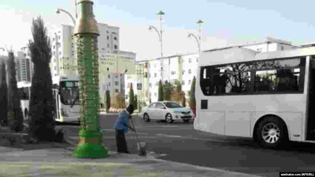 Jemagat hojalyk gullugynyň işgäri köçeleri arassalaýar.