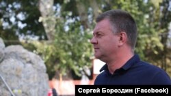 Глава администрации Керчи Сергей Бороздин осматривает работы в городском сквере
