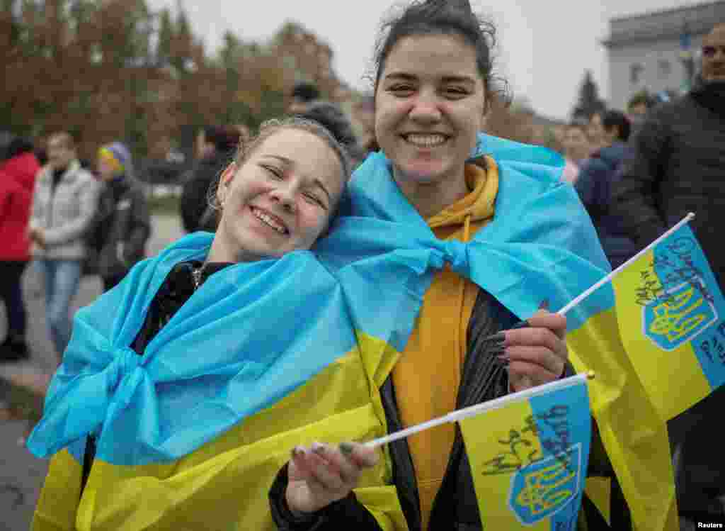 Местни жителки празнуват след оттеглянето на руските сили от Херсон, 12 ноември 2022 г.