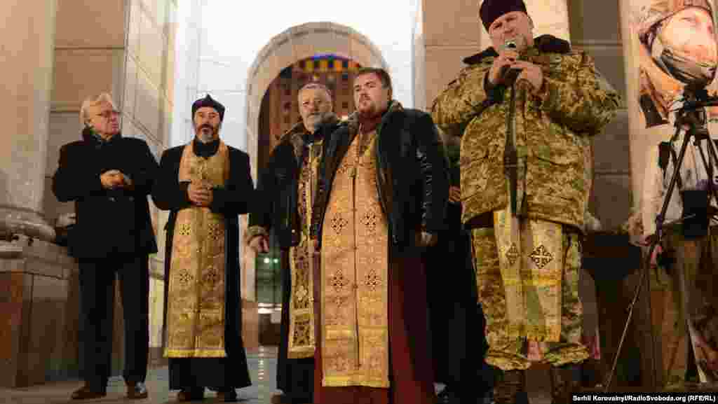 Акція почалася з літургії, яку провели священики, що також стояли на Майдані