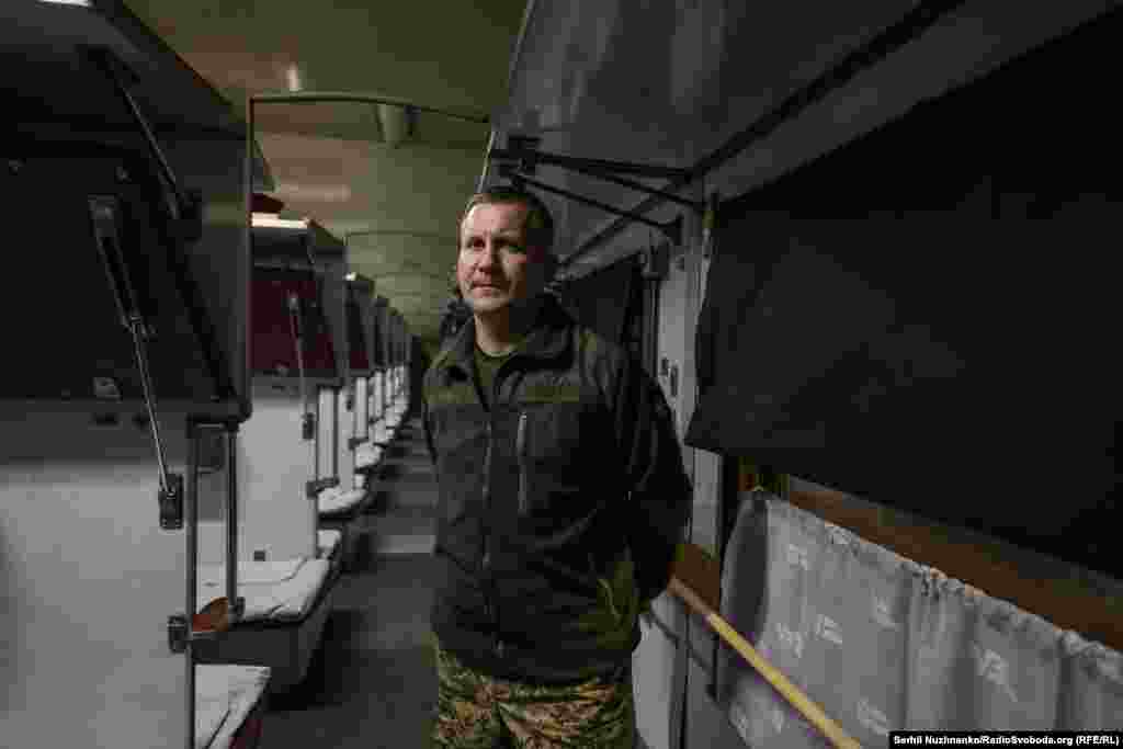 Сергій, один із поранених, кого евакуювали медичним потягом «Укрзалізниці». Київ, 12 березня 2026 року.«Мені в останній момент сказали, що я їду цим потягом. Усе залежало від вільних місць. То була, мабуть, найбільш комфортна моя поїздка «Укрзалізницею», – каже Сергій