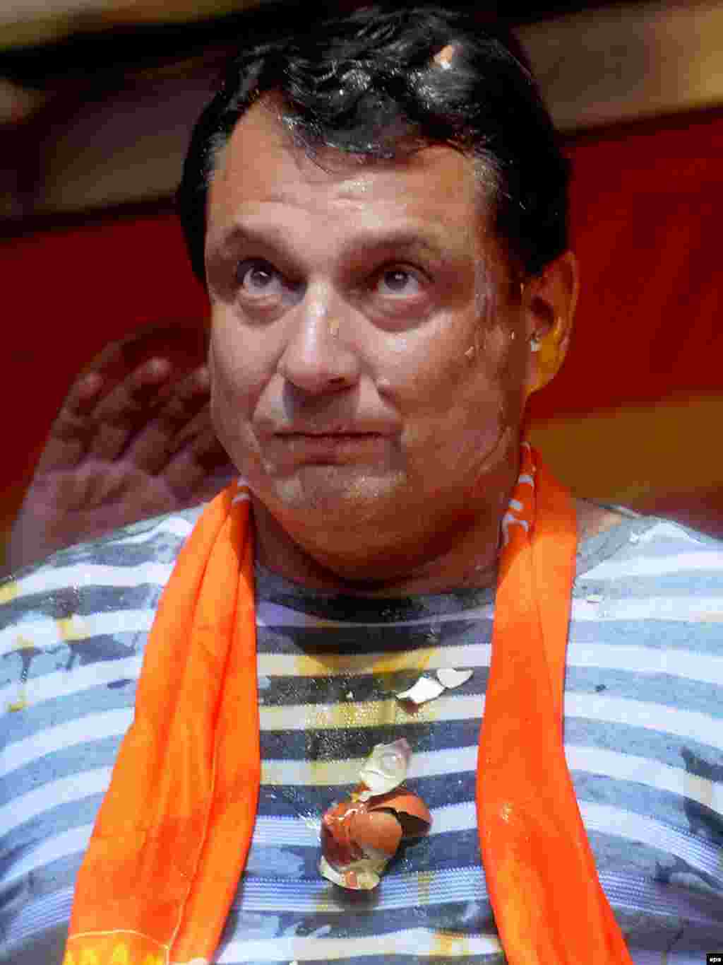 Češka - Jaja su ¨in¨... - Predsjednik čeških socijal-demokrata Jiri Paroubek nakon što je gadjan jajima.