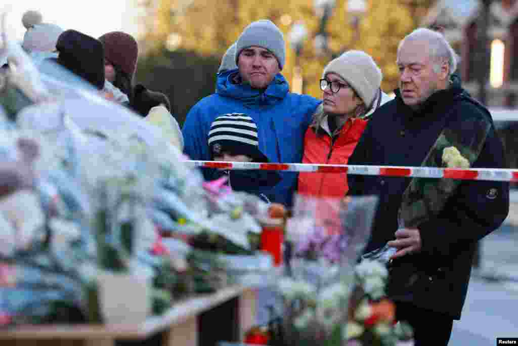 Мемориал возле бара Le Constellation после смертельного пожара во время новогодней вечеринки на горнолыжном курорте Кранс-Монтана на юго-западе Швейцарии, 3 января 2026 года. REUTERS/Denis Balibouse 