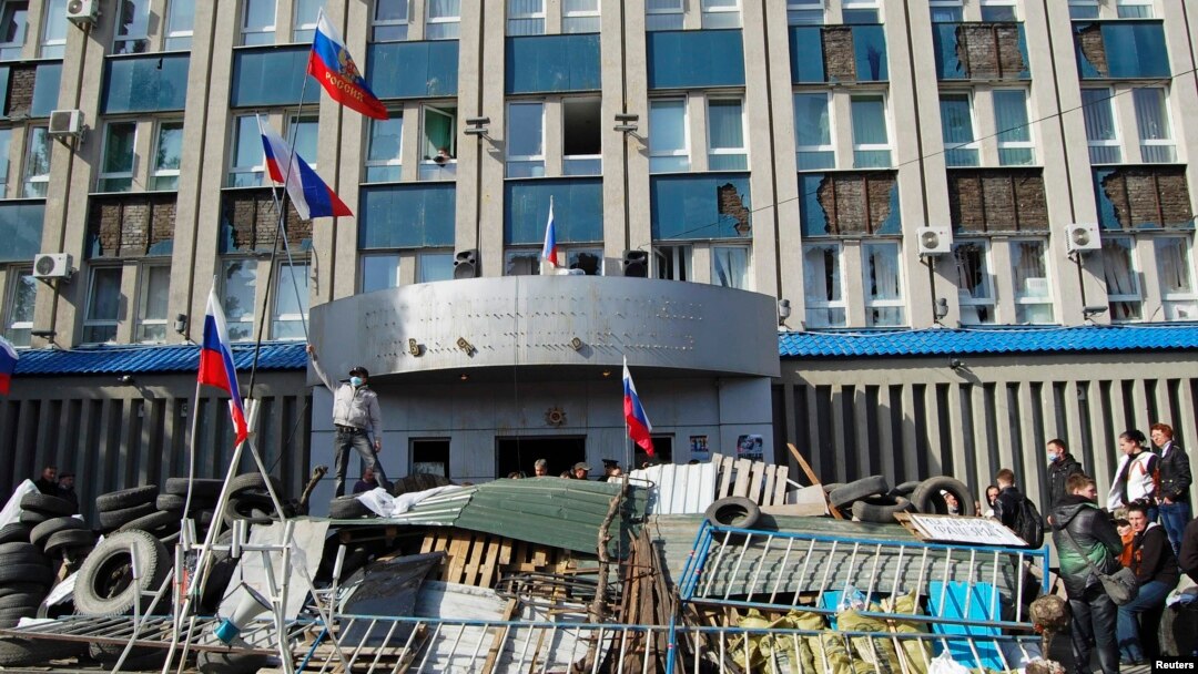 Pro-Russian protesters gather at a barricade outside the offices of the SBU state security service in Luhansk, in eastern Ukraine earlier this week. 