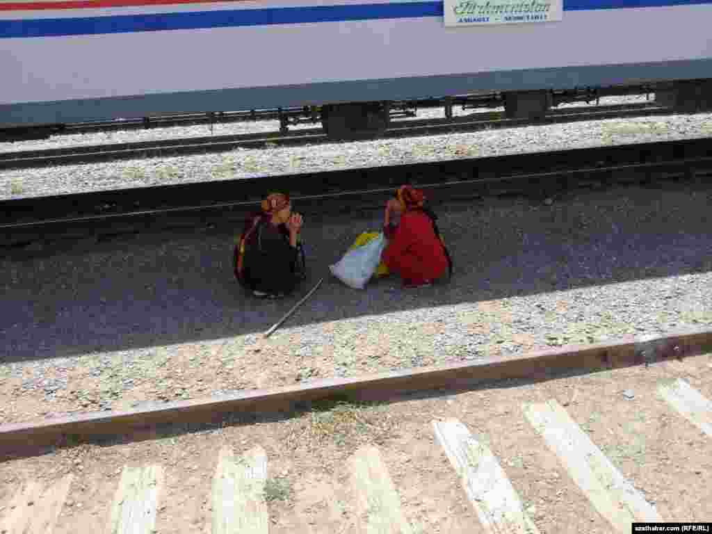 Otlynyň kölegesinde oturan türkmen daýzalary