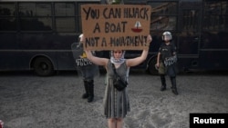 „Poți răpi o barcă, dar nu și o mișcare!”. Protest la Atena după ce israelienii au confiscat luni nava Madleen.