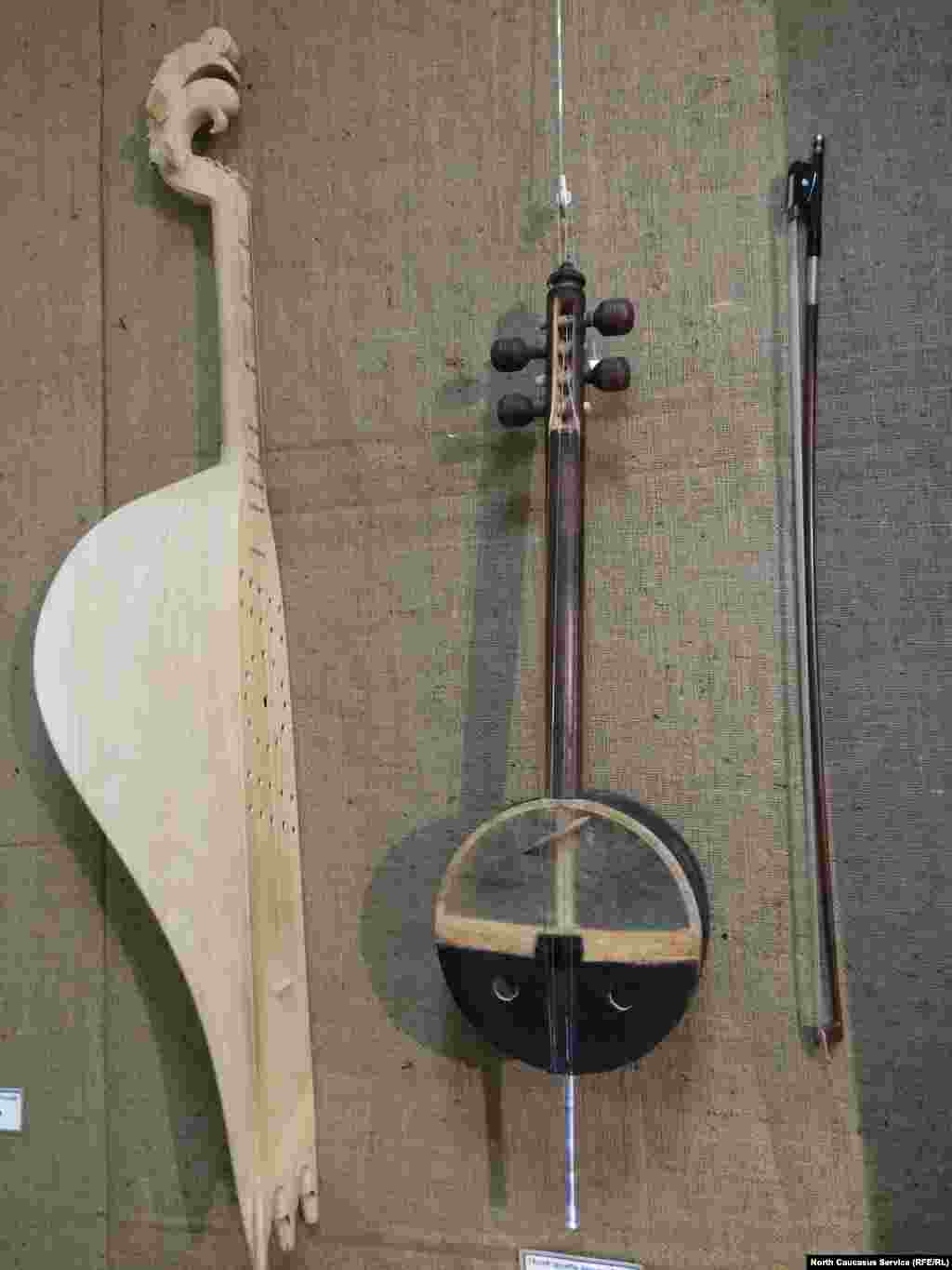 Музыкальные инструменты горцев. Слева &ndash; пандур, справа &ndash; чагъана (вроде скрипки) 