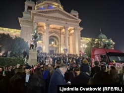 Okupljani ispred Skupštine Srbije.