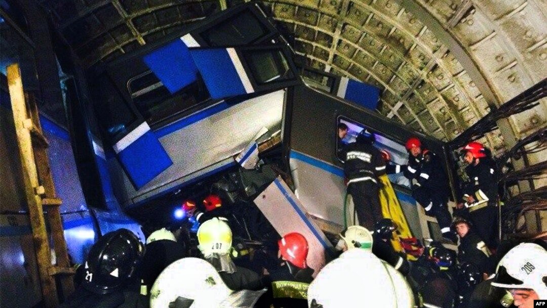 Спасательные работы после аварии в московском метро 15 июля
