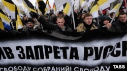 Москва, 4 ноября 2016 года, участники шествия националистов на улице Перерва в районе Люблино