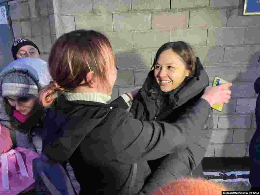 Журналист Әсем Жәпішева 15 күндік әкімшілік қамаудан шыққан сәт. Басқа белсенділер сияқты ол да "ұлтаралық араздық қоздырды" деген күдікпен айып тағылып, қамалған QazNews24 сатиралық паблигінің авторы әрі негізін қалаушысы Темірлан Еңсебекті қолдауға шыққан. Жәпішева және басқа белсенділер "бейбіт жиын өткізу тәртібін бұзды" деп қамалды. Ал сәуірде сот Темірлан Еңсебектің бостандығын бес жылға шектеп, қоғамдық-саяси қызметпен айналысуға тыйым салды. Алматы, 4 ақпан 2025 жыл.Фото авторы: Азаттықтың Қазақ қызметі.