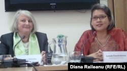 Eleonora Zielinska (stânga) şi Kamala Chandrakirana