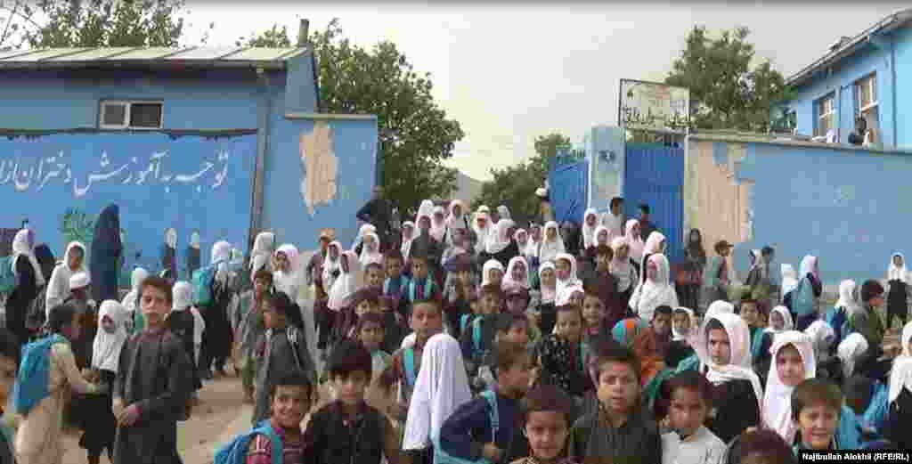 زده کوونکي ښونځي ته ځي