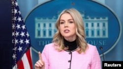 کارولین لویت، سخنگوی کاخ سفید، می‌گوید: ترامپ ابایی از به‌کارگیری نیروی نظامی علیه ایران ندارد، اما به بررسی گزینه‌های دیپلماتیک هم علاقه‌مند است