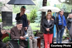Представители диаспоры крымских татар на кладбище Бишкека. Фото из архива Зарины Аблямитовой