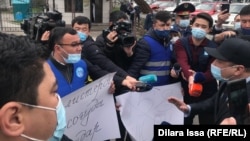 Шымкентские журналисты пришли к полиции с требованием прекратить препятствовать им в работе. За день до этого полицейские мешали корреспондентам вести съемку во время стихийного протеста жителей села Алтынтобе. 5 апреля 2021 года.